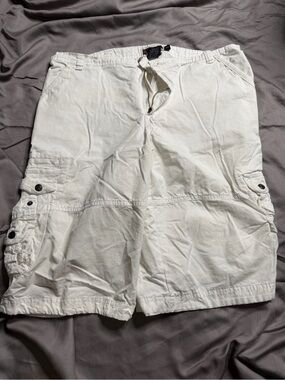 Men's White Cargo Shorts with Multi-Pocket Utility